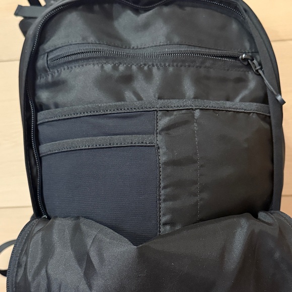 Lululemon LiftOS 20L Black Backpack - Picture 9 of 12